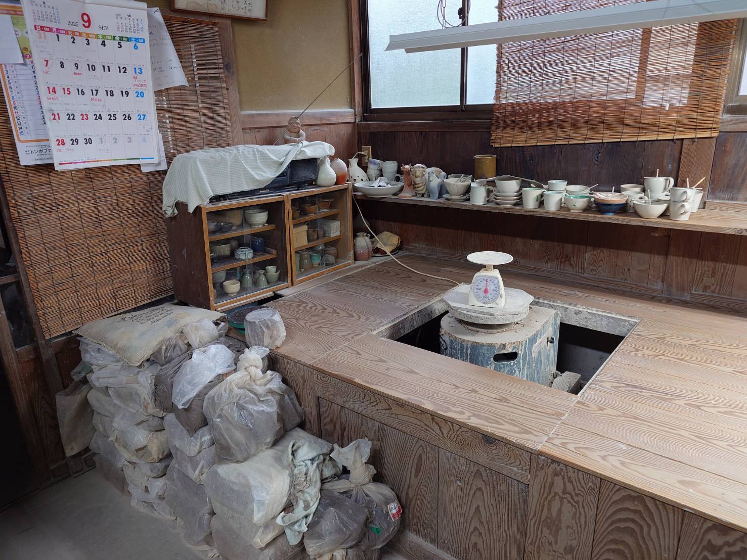 国造焼 焼締窯変花入 地元の赤土と窯の炎が織りなす、自然な光沢とグラデーション